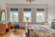 Triple windows frame uninterrupted views across the gardens
